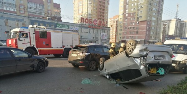 Пять автомобилей столкнулись на улице Омска