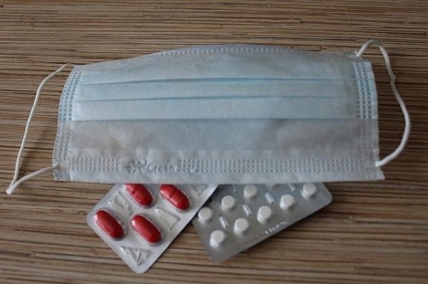 Омичи разбирают антибиотики и противовирусные препараты