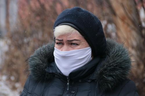 «Вот где настоящий коронавирус»: как омичи живут в многоэтажке, где рассыпаются стены