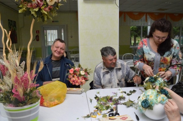 Частушки, собаки и фото на память. Волонтёр - о работе в доме престарелых