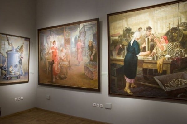 «Рабочий и колхозница». Художественный канон соцреализма прибыл в Омск