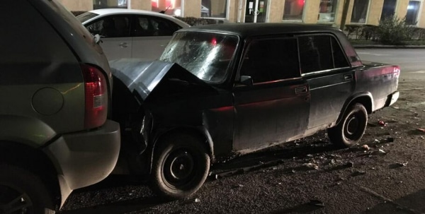 Пьяный подросток врезался в две машины на центральной улице Омска