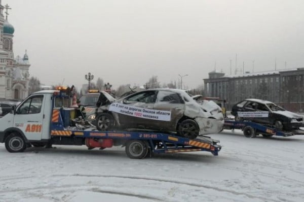 На омских улицах прошёл автопробег искорёженных машин