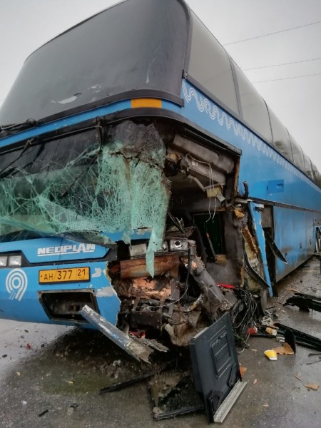 Пассажирский автобус Ханты-Мансийск - Омск врезался в грузовик