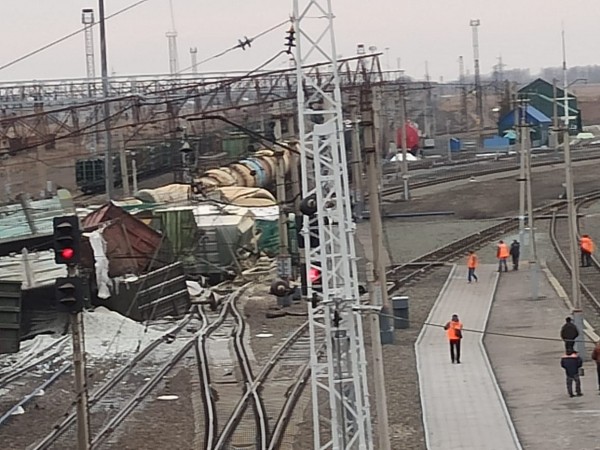 На станции Татарская Новосибирской области с рельсов сошёл грузовой поезд На станции Татарская Новосибирской области с рельсов сошёл грузовой поезд