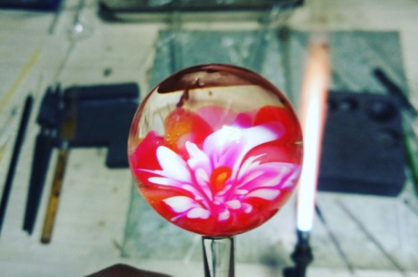 Насколько хрупкой может быть красота? Стеклодув - о вымирающей профессии Насколько хрупкой может быть красота? Стеклодув - о вымирающей профессии