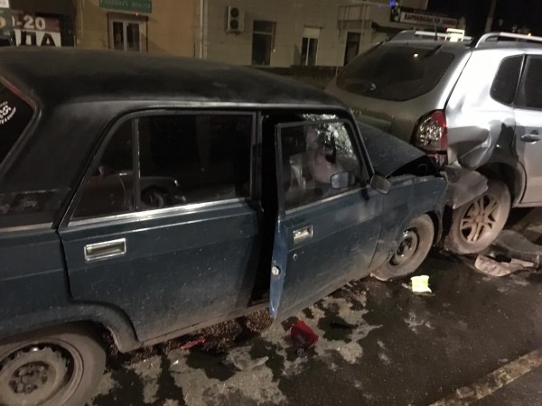 Пьяный подросток врезался в две машины на центральной улице Омска