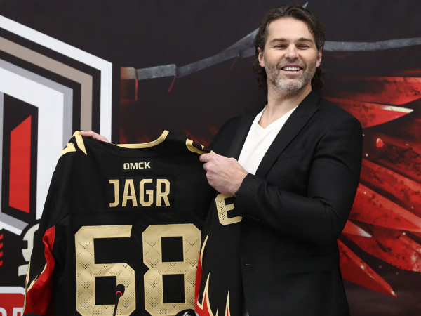 Яромир Ягр в «Авангарде» | Пресс-конференция на юбилейном матче (ВИДЕО)
Яромир Ягр в «Авангарде» | Пресс-конференция на юбилейном матче (ВИДЕО)