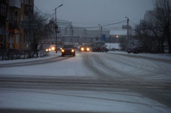 МЧС призывает омичей быть осторожными из-за метели и гололёда