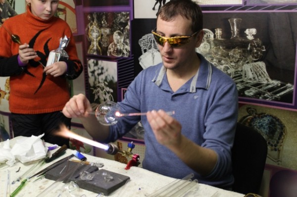 Насколько хрупкой может быть красота? Стеклодув - о вымирающей профессии Насколько хрупкой может быть красота? Стеклодув - о вымирающей профессии