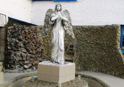 Заключенные омской ИК-9 создали скульптуру ангела