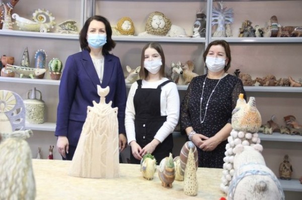 Мэр Омска поздравила юную керамистку с победой в Дельфийских играх