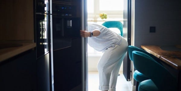 Выкидываем консервы и соблюдаем "соседство": чистим холодильник правильно