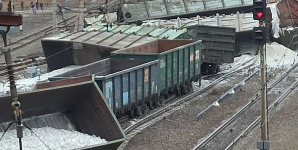 На станции Татарская Новосибирской области с рельсов сошёл грузовой поезд На станции Татарская Новосибирской области с рельсов сошёл грузовой поезд