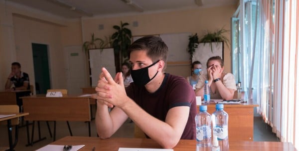 Омские гимназисты останутся после каникул дома из-за коронавируса