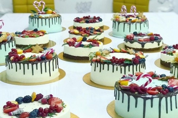 Омские бизнесмены подарили врачам эклеры, торты и маски