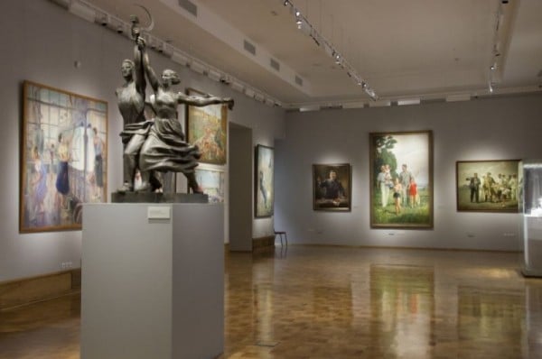 Сталин на нас есть. Выставку живописи 1930-1950 годов привезли в Омск