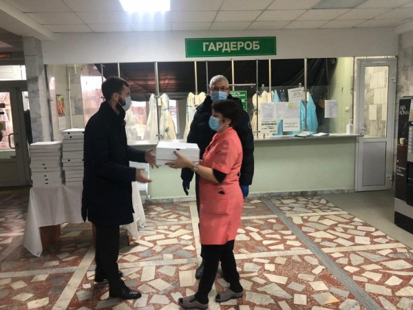 В Омске сотрудникам БСМП № 2 подарили 60 коробок с пиццей