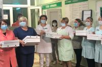 Омские бизнесмены подарили врачам эклеры, торты и маски