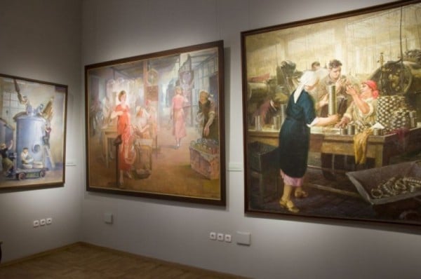 Сталин на нас есть. Выставку живописи 1930-1950 годов привезли в Омск