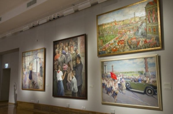 Сталин на нас есть. Выставку живописи 1930-1950 годов привезли в Омск