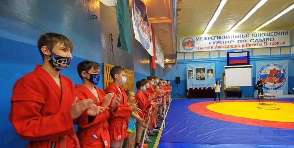 В Омске прошёл турнир по самбо памяти Александра и Никиты Петровых