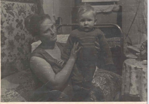 Александр Бурков показал свое фото с мамой, в «коммуналке»