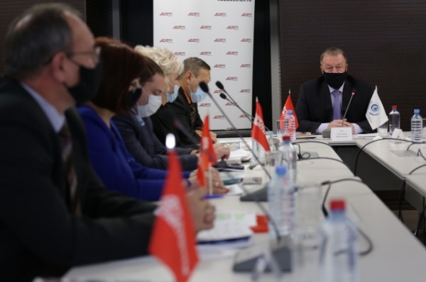 Всё есть в Сети. К услугам омичей 22 электронных сервиса ФСС