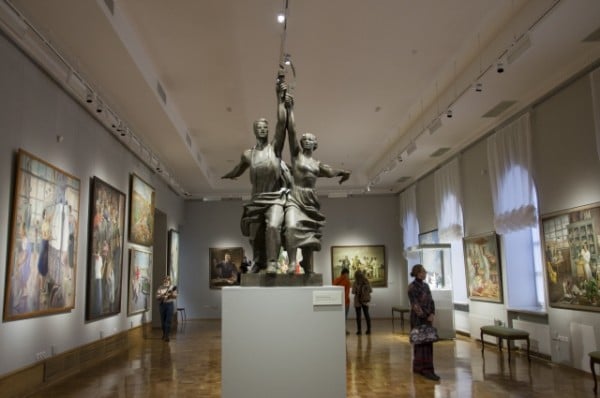 Сталин на нас есть. Выставку живописи 1930-1950 годов привезли в Омск