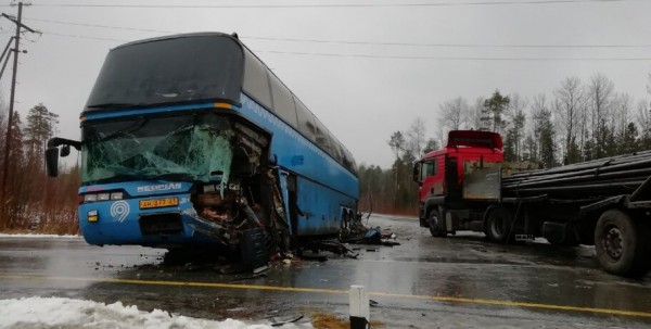 Пассажирский автобус Ханты-Мансийск - Омск врезался в грузовик