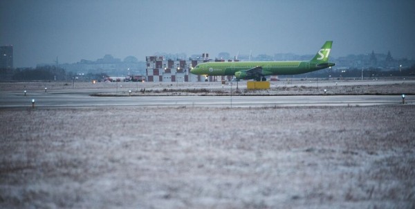 Самолёт Омск-Москва экстренно сел в Екатеринбурге