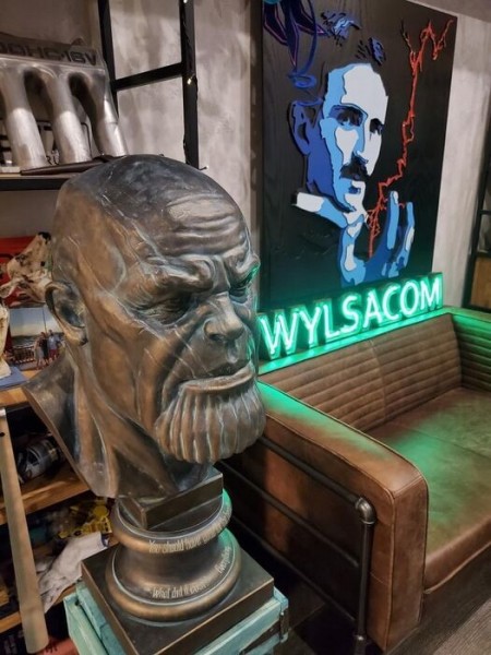 Омич подарил блогеру-миллионнику скульптуру злодея MARVEL