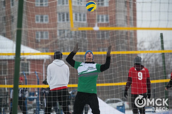 Омичи сыграли в волейбол "по-зимнему"