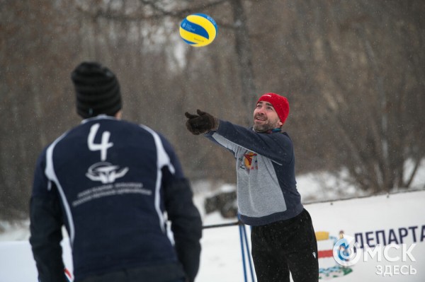 Омичи сыграли в волейбол "по-зимнему"
