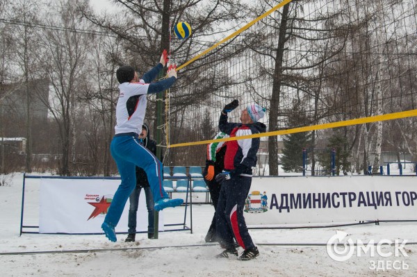 Омичи сыграли в волейбол "по-зимнему"