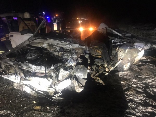 Молодой водитель без прав выскочил под грузовик, двое погибли