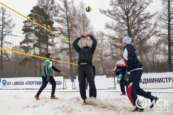 Омичи сыграли в волейбол "по-зимнему"