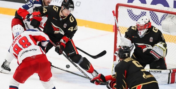 "Авангард" не сумел справиться с лидером КХЛ