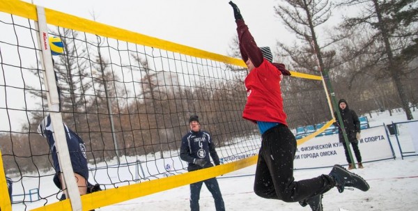 Омичи сыграли в волейбол "по-зимнему"