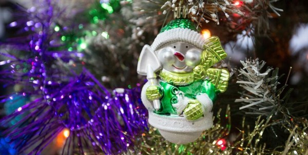 Омичи хотят получить на Новый год путешествия и гаджеты, а дарить будут сладости и сувениры