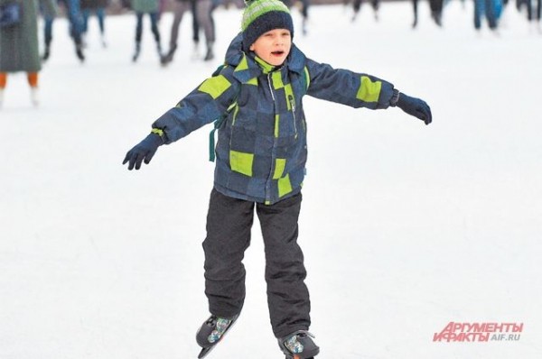 К новогодним праздникам в Омске зальют около 100 катков