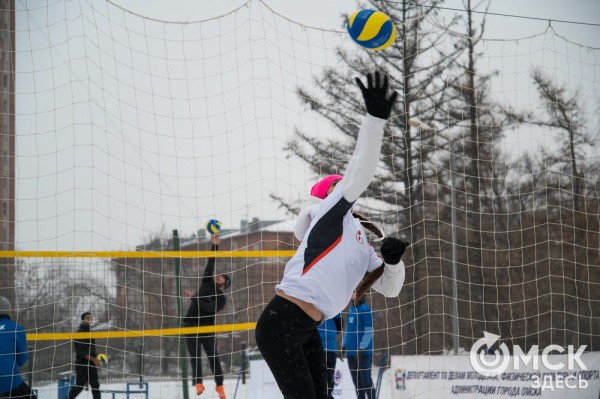 Омичи сыграли в волейбол "по-зимнему"