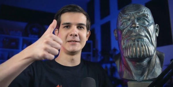 Омич подарил блогеру-миллионнику скульптуру злодея MARVEL