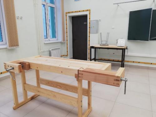 Бурков и Фадина рассматривали спортзалы, микроскопы, швейные машинки и токарные станки