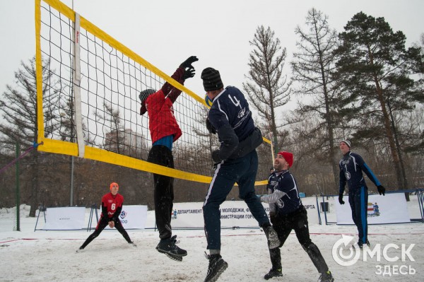 Омичи сыграли в волейбол "по-зимнему"
