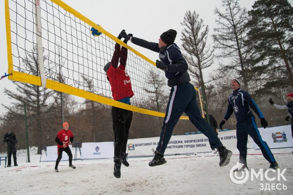 Омичи сыграли в волейбол "по-зимнему"