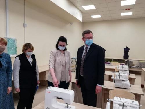 Бурков и Фадина рассматривали спортзалы, микроскопы, швейные машинки и токарные станки