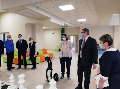 Бурков и Фадина рассматривали спортзалы, микроскопы, швейные машинки и токарные станки