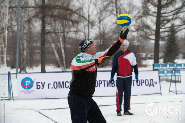 Омичи сыграли в волейбол "по-зимнему"