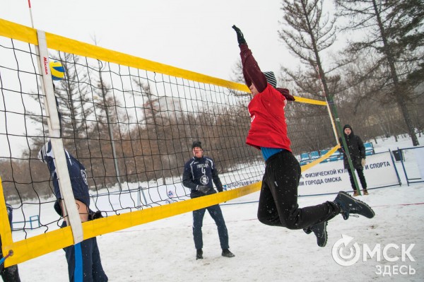 Омичи сыграли в волейбол "по-зимнему"